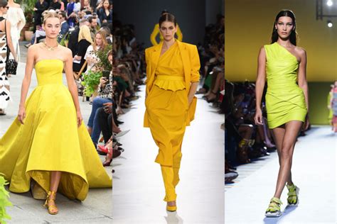 Vestiti Versace giallo da donna 